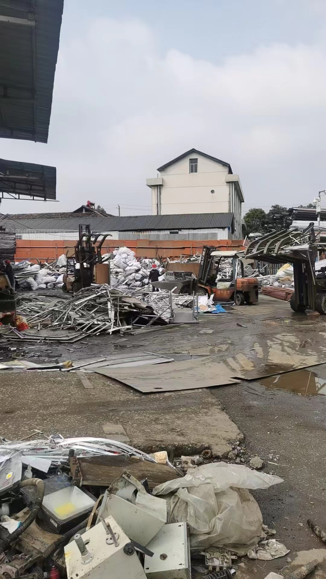 收購閑置廠礦，廢銅，廢鋁，廢鐵，各種機電設備等。